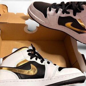 Jordan Kids Low Top Sneakers in White, Black & Gold